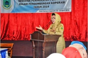 Bupati Kuningan, Hj Utjeu CH Suganda saat memberikan sambutan pada acara bimbingan teknis perkoprasian.